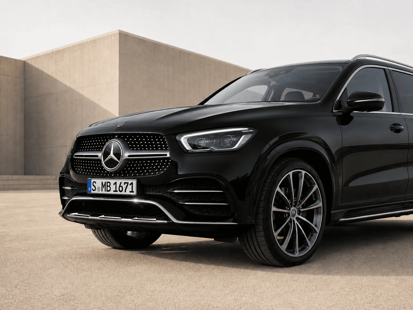 Navy premium SUV zamonaviy bino oldida